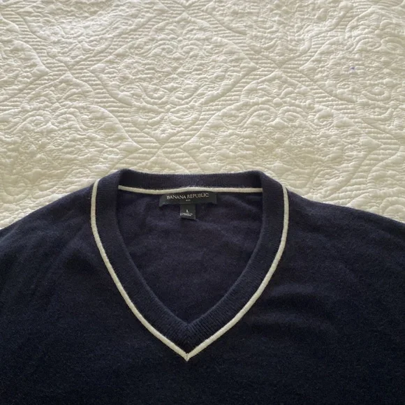 Men’s Banana Republic long sleeve navy sweater with white V neck detail - Picture 4 of 8